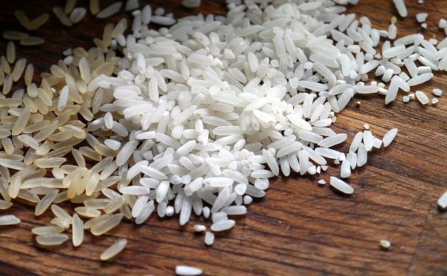 ‌‌‌जमीन पर पड़े चावल को देखना