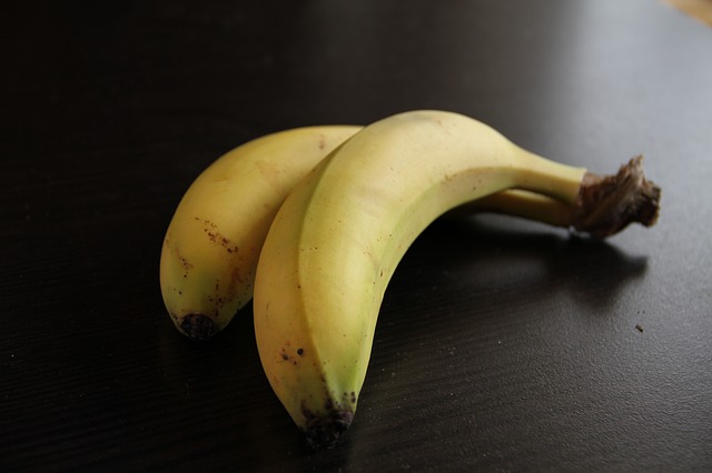 ‌‌‌ख्वाब मे किसी और को केला खाते हुए देखना