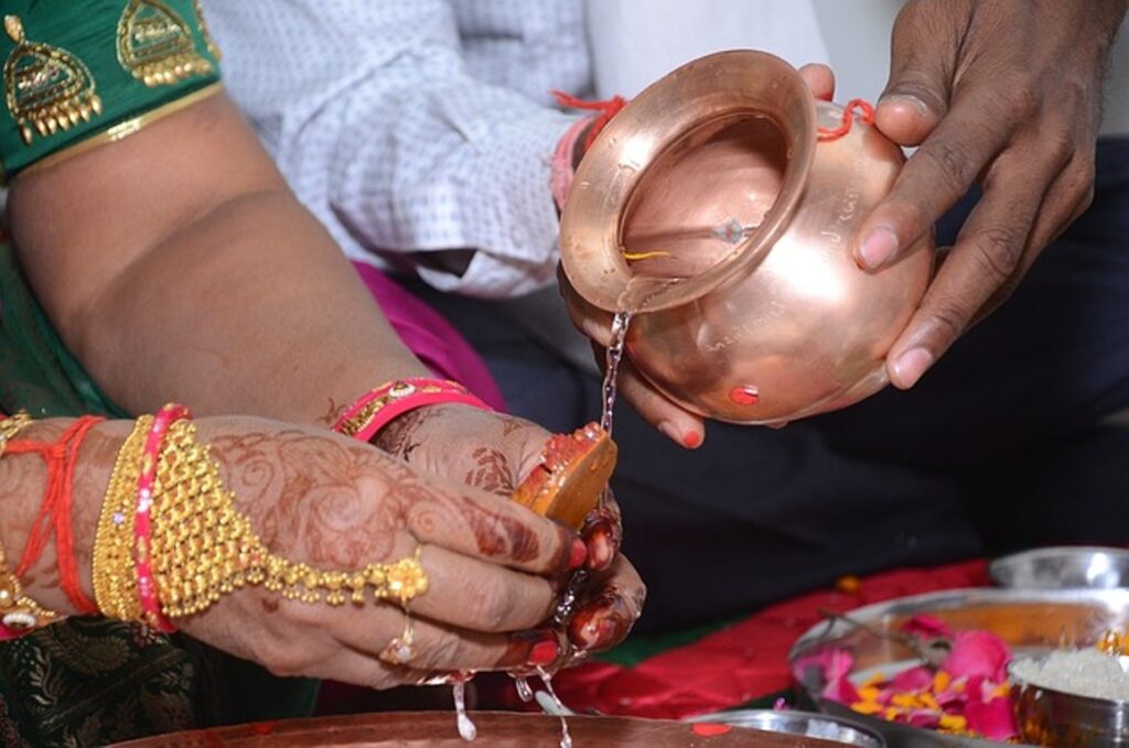 pooja karte time hath jalna 